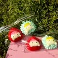 Primer plano de lindos juguetes para apretar de fresa y durián con dimensiones detalladas - Combo Bebé Fresa y Durian / Un par