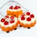Vue détaillée du jouet squishy en silicone tarte aux fraises avec vermicelles colorés - Tartelette aux Œufs à la Fraise