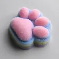 Dettaglio ravvicinato di un giocattolo antistress a forma di zampa di gatto arcobaleno - Squishy gigante da 12 cm tipo C a 4 strati (Floccato)
