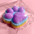 Détail en gros plan d'un jouet squishy patte de chat arc-en-ciel aux couches colorées - Modèle A : Squishy jumbo 12 cm à 4 couches (brillant)