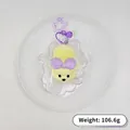 Schattige gele beer siliconen squishy sleutelhanger met paarse strik. - Kneedbaar puppy slipper speelgoed (Q-015) / Geel Paars