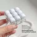 Close-up van een mechanisch fidget-speeltje met 9 toetsen, witte kappen en heldere basis - 9 Grids / Wit Gestoomd Broodje