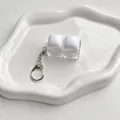 Fidget-klikker sleutelhanger met twee witte toetsen en een heldere basis voor ontspanning - 2 Sleutels / Wit Gestoomd Broodje