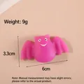 Detaillierte Nahaufnahme eines rosa fledermausförmigen Squishy-Spielzeugs mit 6cm Breite und 9g - Fledermaus / Fuchsia