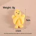 Jouet mou en forme de banane jaune affichant des dimensions de 5cm de haut et 3,5cm - Personnage banane