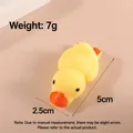 Détail de mini canard squishy jaune, dimensions 5x2,5 cm et poids 7 g - Canard