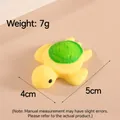 Gros plan d'un jouet anti-stress tortue jaune montrant les dimensions de 5 cm par 4 cm - Tortue