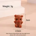 Gros plan d'un mini ours squishy montrant les dimensions : 3 cm de haut et 3 g de poids - Chien Teddy Brun