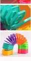 Detailopname van kleurrijke zeshoekige puzzelstukken voor een regenboog fidget toy - S / Kleurrijk