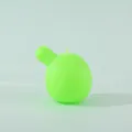 Detail van een fel limoengroene zachte rubberen bellenkern voor anti-stress speelgoed. - Groen