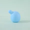 Detailopname van een lichtblauwe siliconen bellenkern voor knijpspeelgoed - Meerblauw