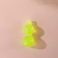 Detalle macro de un juguete antiestrés luminoso con forma de calabaza verde lima para niños - Amarillo