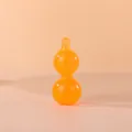 Primer plano de un juguete antiestrés con forma de calabaza naranja fluorescente. - Naranja