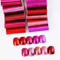 Gedetailleerd overzicht van metallic rode en roze nagelfolies met versierde nagelmonsters - Metalen Spiegel Rood Roze (DXK19-4) / Set van 10 vellen