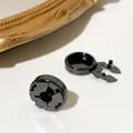 Macro-detail van de luxe zwart koperen schildpadsluiting voor diverse reversspelden - 17.5mm / Plat Geweerzwart