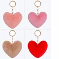 Vue détaillée de 24 porte-clés pompon en forme de cœur flou en quatre nuances de rose et rouge. - 4 Couleurs Mélangées - Ferrure Argent / Lot de 24