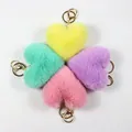 Vue détaillée de porte-clés en forme de cœur en peluche colorée dans quatre couleurs - Style A - Ferrure Or Clair / Lot de 4