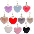 Détail macro de porte-clés colorés en peluche cœur en fausse fourrure en teintes vives - Ferrure Or Clair - Fermoir en 8 / Lot de 10