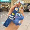 Vue détaillée d'un porte-clés dinosaure bleu en PVC avec sangle 'RUN FAST' souple - Dinausore mignon / Bleu