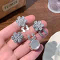 Elegante zilveren bloemspeldsluiting met fonkelende strassteentjes voor sieraden. - Bloemen Inleg Stijl / 17.5mm / Zilver