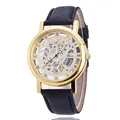 Detailweergave van een skeleton horloge voor heren met gouden kast en zwarte band - Gouden Wijzerplaat Zwarte Band