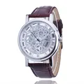 Detailopname van heren quartz horloge met transparante skelet wijzerplaat en leren band - Zilveren Wijzerplaat Bruine Band