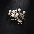 Elegante gouden hertenbroche met witte parels en glinsterende strass-steentjes voor pakken - Verfijnde Herten Kunstparel Stijl (XD7199) / Goud