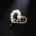 Elegante goudkleurige hartvormige broche met parels en kristallen voor pakken en jurken - Opengewerkt Hart Kunstparel Stijl (XD7615) / Goud