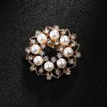 Elegante ronde gouden broche met witte parels en sprankelende kristallen voor pakken - Ronde Bloemcluster (XD8796) / Goud