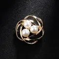 Klassieke gouden parelbroche met fonkelende kristallen voor elegante pakken - Ronde Kruisstijl (XD7692) / Goud