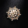 Elegant snowflake brooch with pearls and crystals in a radiant golden finish - Exquisite Snowflake Artificial Pearl Style (XD9122) / Gold