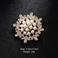 Elegant snowflake brooch with pearls and crystals in a radiant golden finish - Exquisite Snowflake Artificial Pearl Style (XD9122) / Gold