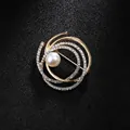 Elegant circular brooch with white pearl and sparkling rhinestones in a gold-tone finish - Layered Artificial Pearl Ring Style (XD9124) / Gold