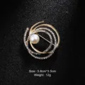 Elegant circular brooch with white pearl and sparkling rhinestones in a gold-tone finish - Layered Artificial Pearl Ring Style (XD9124) / Gold