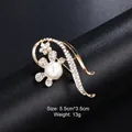 Elegant classic gold-plated floral brooch with shimmering pearl and crystal rhinestones - Streamlined Floral Artificial Pearl Style (XD9127) / Gold