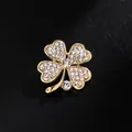 Elegant golden four-leaf clover brooch adorned with sparkling clear rhinestones - Four-Leaf Clover Style (XD9137-1) / Gold