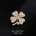 Elegant golden four-leaf clover brooch adorned with sparkling clear rhinestones - Four-Leaf Clover Style (XD9137-1) / Gold