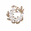 Elegant wreath brooch with white pearls and rhinestones on a gold finish base - Branch Wreath Artificial Pearl Style (XD7202-1) / Gold