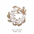 Elegant wreath brooch with white pearls and rhinestones on a gold finish base - Branch Wreath Artificial Pearl Style (XD7202-1) / Gold