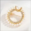 Elegant gold-toned circular brooch with sparkling rhinestones and lustrous white pearls - Round Rhinestone Artificial Pearl Style (XD9409-1) / Gold