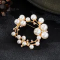 Elegant gold floral wreath brooch featuring white pearls and rhinestones for suits - Round Wreath Artificial Pearl Style (XD823345-4) / Gold