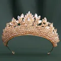 Gros plan d'une couronne de mariée de luxe avec cristaux champagne et perles d'or - 15.5cm x 7.5cm / Or KC/Strass Champagne (H1544)