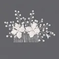 Eleganter Braut-Haarkamm mit handgefertigten Perlen und weißen Keramikblumen - Haarkamm mit Blumen & Perlen HS-J6079