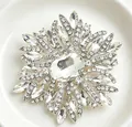 Vue détaillée en gros plan d'une grande broche fleur en cristal argenté et verre - Argent