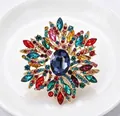 Vue macro d'une broche étoile en cristal coloré avec une gemme centrale bleu marine - Coloré