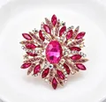 Gros plan détaillé d'une luxueuse broche fleur en cristal rose pour la mode féminine - Rose rouge