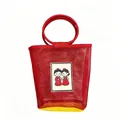 Sac à main en maille rouge pour enfants avec patch mignon et poignées rondes. - Bonhomme de Pain d'Épice Rouge