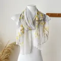 Elegante sciarpa lunga in seta con fiori gialli per donna per spiaggia ed estate - 160 / Grigio fragranza scura