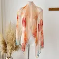 Elegante sciarpa floreale velata con stampe di fiori arancioni e rossi per lo stile da spiaggia - 160x50cm / Bellezza dorata ambra