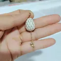 Mano que sostiene colgante de huevo de Pascua ruso de esmalte blanco y circonitas - Estilo Colgante Animal Cuadrícula Blanca (15)